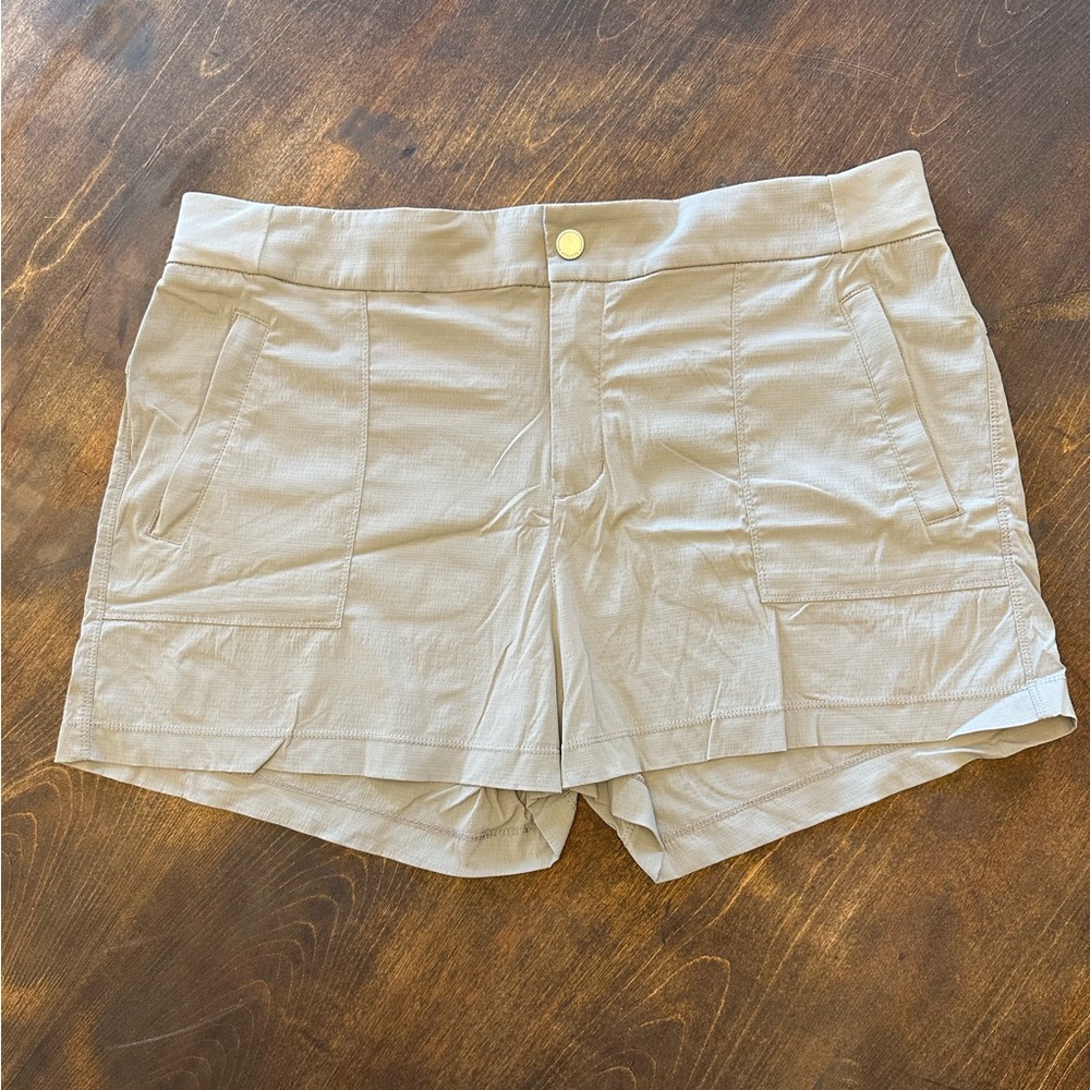 Athleta Trekkie North Short, bone, 16⛰️